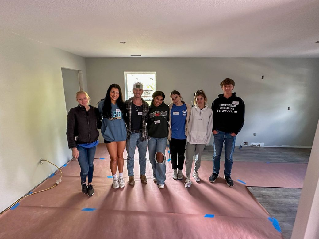 Students who installed flooring group photo