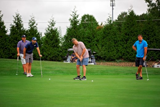 Golf team putting